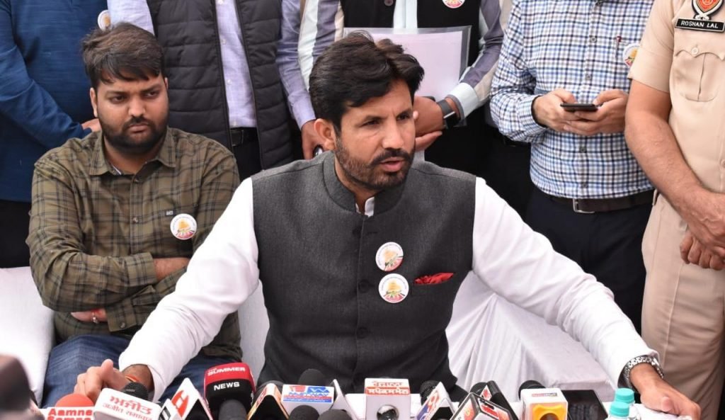 ਖੁੱਲ੍ਹੀ ਆਲੋਚਨਾ ਜਮਹੂਰੀ ਕਾਂਗਰਸ ਦਾ ਅਨਿੱਖੜਵਾਂ ਹਿੱਸਾ, ਮੁੱਖ ਮੰਤਰੀ ਚੰਨੀ ਅਤੇ ਸਿੱਧੂ ਸਦਕਾ 2022 ਵਿੱਚ 80 ਤੋਂ ਵੱਧ ਸੀਟਾਂ ਦਾ ਰਿਕਾਰਡ ਬਣਾਵਾਂਗੇ: ਰਾਜਾ ਵੜਿੰਗ