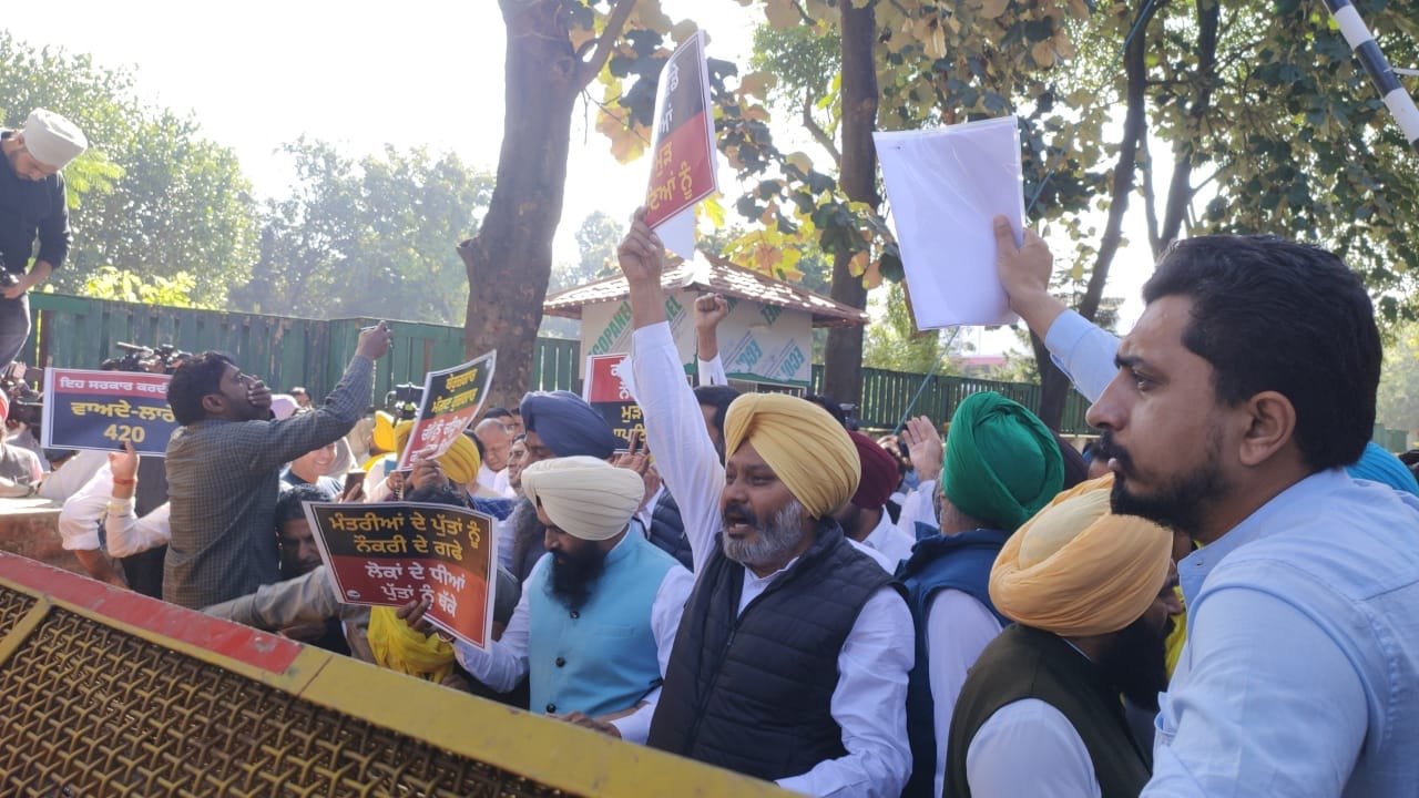 ਬੇਰੁਜ਼ਗਾਰ ਨੌਜਵਾਨਾਂ ਲਈ ਚੰਨੀ ਦਾ ਘਰ ਘੇਰਣ ਜਾਂਦੇ ‘ਆਪ’ ਵਿਧਾਇਕ ਪੁਲੀਸ ਨੇ ਲਏ ਹਿਰਾਸਤ ‘ਚ