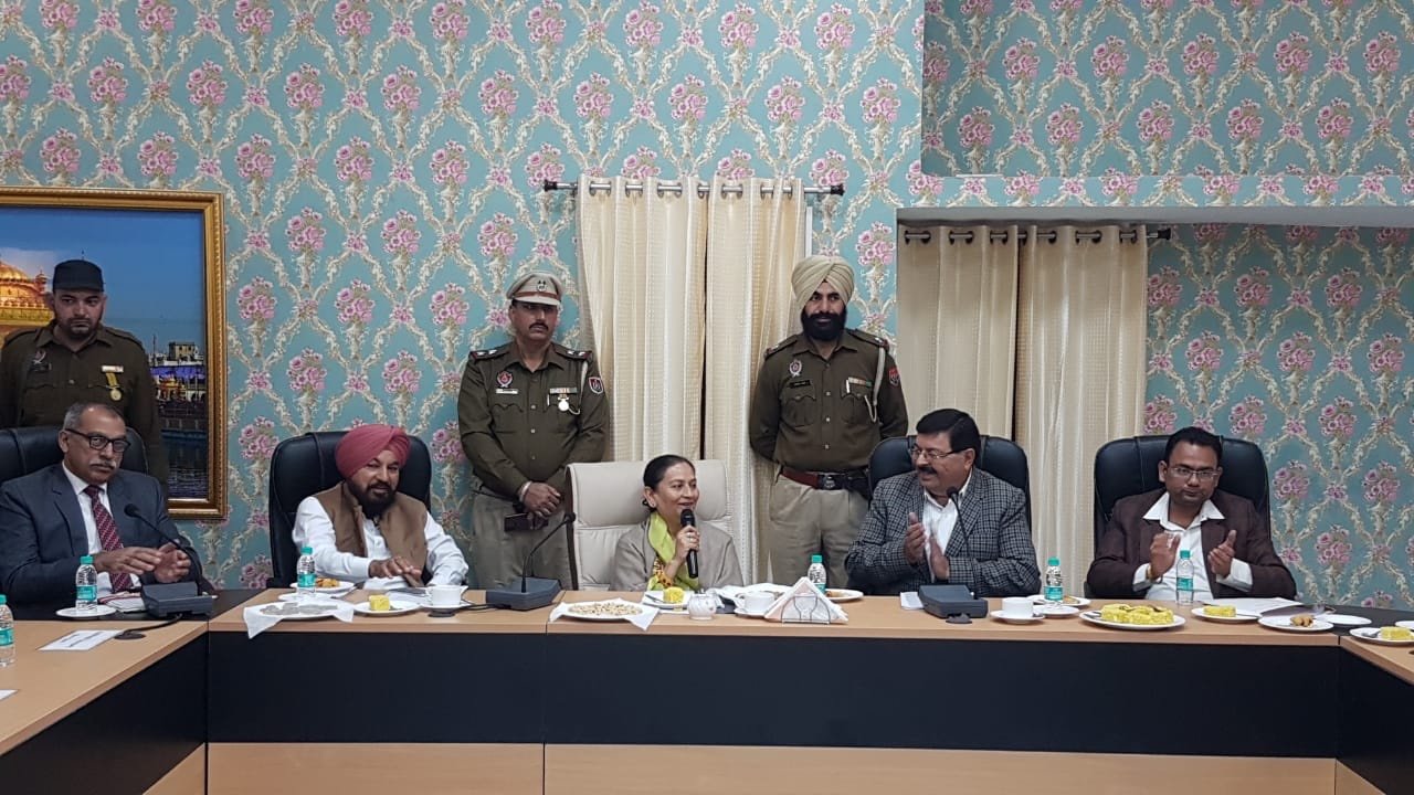 ਸਮਾਜ ਨੂੰ ਬਦਲਣ ਵਿੱਚ ਅਧਿਆਪਕਾਂ ਦੀ ਭੂਮਿਕਾ ਅਹਿਮ: ਅਰੁਨਾ ਚੌਧਰੀਮਾਲ ਮੰਤਰੀ ਨੇ ਅਕਾਦਮਿਕ, ਸੱਭਿਆਚਾਰਕ ਅਤੇ ਖੇਡ ਖੇਤਰ ਵਿੱਚ ਸ਼ਾਨਦਾਰ ਪ੍ਰਾਪਤੀਆਂ ਕਰਨ ਵਾਲੇ ਵਿਦਿਆਰਥੀਆਂ ਦਾ ਕੀਤਾ ਸਨਮਾਨ