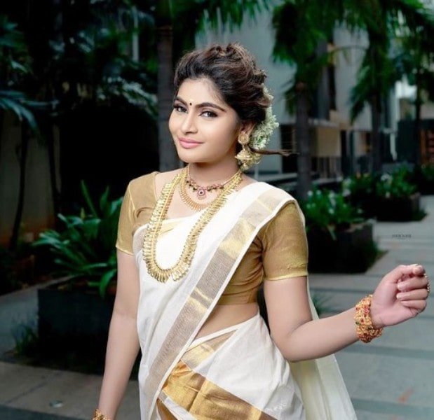 ਕੁਈਨੀ ਸਟੈਨਲੀ (ਬਿਗ ਬੌਸ ਤਮਿਲ 6) ਵਿਕੀ, ਕੱਦ, ਉਮਰ, ਬੁਆਏਫ੍ਰੈਂਡ, ਪਰਿਵਾਰ, ਜੀਵਨੀ ਅਤੇ ਹੋਰ ਬਹੁਤ ਕੁਝ