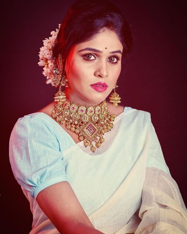 ਅਕਸ਼ੈ ਦੇਵਧਰ ਵਿਕੀ, ਕੱਦ, ਉਮਰ, ਬੁਆਏਫ੍ਰੈਂਡ, ਪਤੀ, ਪਰਿਵਾਰ, ਜੀਵਨੀ ਅਤੇ ਹੋਰ ਬਹੁਤ ਕੁਝ