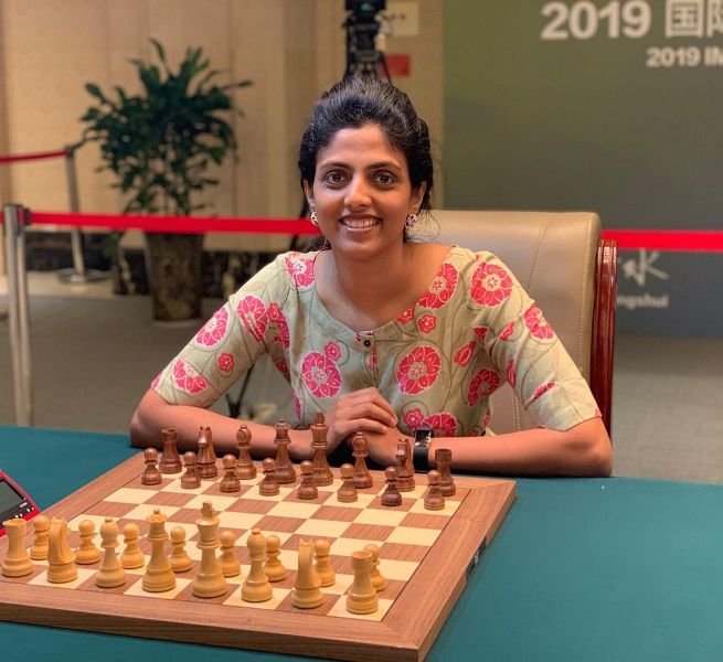 ਹਰਿਕਾ ਦ੍ਰੋਣਾਵੱਲੀ ਵਿਕੀ, ਉਮਰ, ਪਤੀ, ਬੱਚੇ, ਪਰਿਵਾਰ, ਜੀਵਨੀ ਅਤੇ ਹੋਰ