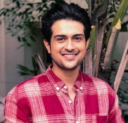 ਰੌਨਕ ਕਾਮਦਾਰ ਵਿਕੀ, ਕੱਦ, ਉਮਰ, ਪ੍ਰੇਮਿਕਾ, ਪਰਿਵਾਰ, ਜੀਵਨੀ ਅਤੇ ਹੋਰ ਬਹੁਤ ਕੁਝ