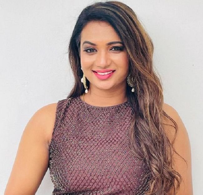 ਸਰਨਿਆ ਆਨੰਦ ਵਿਕੀ, ਉਮਰ, ਪਤੀ, ਪਰਿਵਾਰ, ਜੀਵਨੀ ਅਤੇ ਹੋਰ