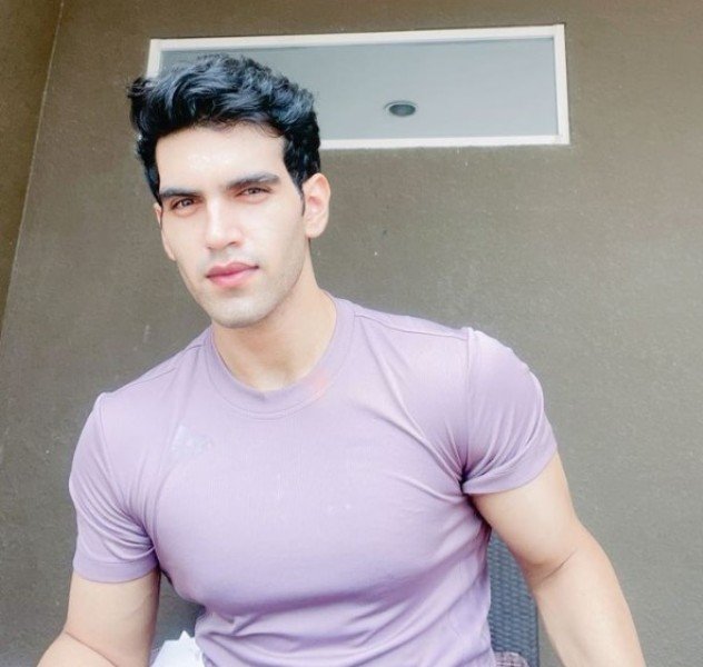 ਅਵੀਰਲ ਗੁਪਤਾ ਵਿਕੀ, ਕੱਦ, ਉਮਰ, ਪ੍ਰੇਮਿਕਾ, ਪਰਿਵਾਰ, ਜੀਵਨੀ ਅਤੇ ਹੋਰ