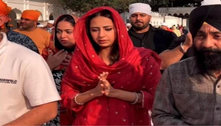 ਪੰਜਾਬੀ ਅਦਾਕਾਰਾ ਸਰਗੁਣ ਮਹਿਤਾ ਸ੍ਰੀ ਦਰਬਾਰ ਸਾਹਿਬ ਨਤਮਸਤਕ ਹੋਈ, ਵੇਖੋ ਤਸਵੀਰਾਂ