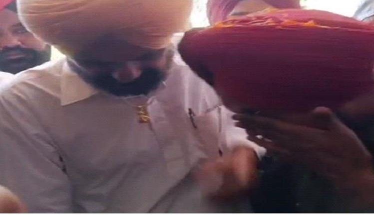 2 ਸਾਲਾਂ ਤੋਂ ਨੰਗੇ ਪੈਰੀਂ ਘੁੰਮ ਰਹੇ ਪਾਲ ਸਿੰਘ ਸਮਾਓਂ ਨੂੰ ਬਲਕੌਰ ਸਿੰਘ ਨੇ ਪਹਿਨਾਈ ਜੁੱਤੀ, ਦੇਖੋ ਭਾਵੁਕ ਪਲ…