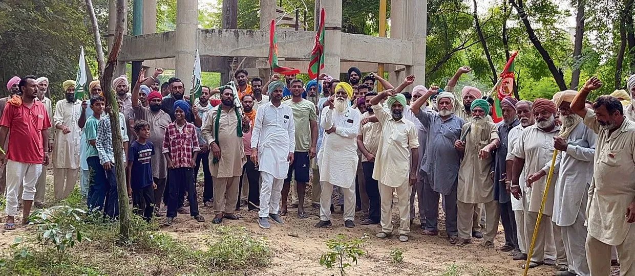 The team that came to catch the electric poles was surrounded