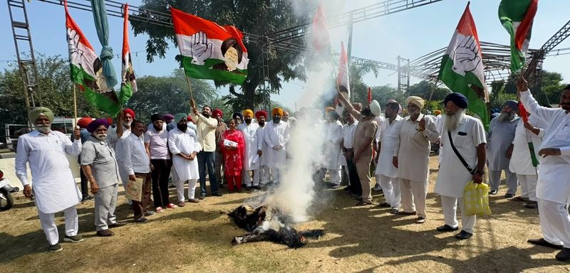 ਕਾਂਗਰਸ ਦਾ ਰੋਸ : ਕਾਂਗਰਸ ਨੇ ਆਪਣੇ ਖ਼ਿਲਾਫ਼ ਕੀਤਾ ਵਿਰੋਧ