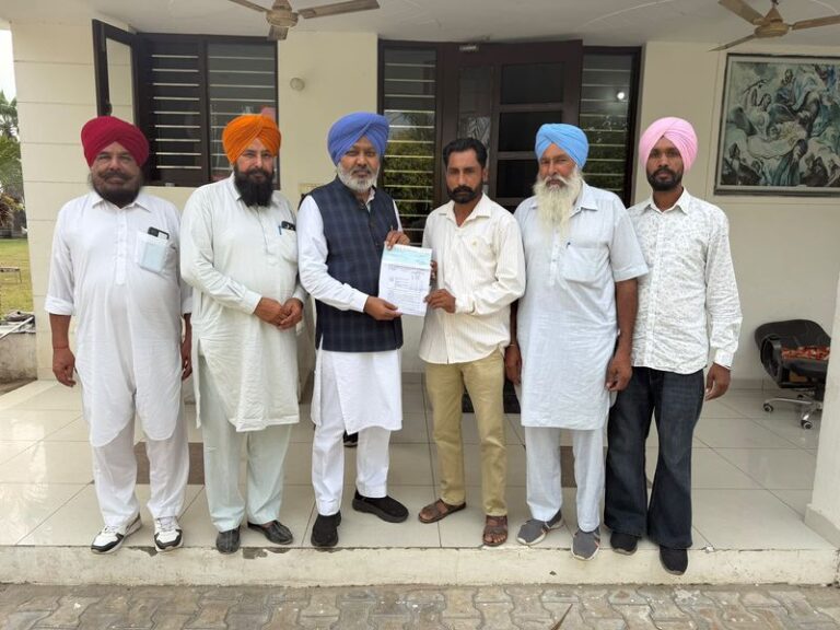 ਗਿਦੜਿਆਣੀ ਦੇ ਵਿਕਾਸ ਲਈ ਚੈੱਕ ਸੌਂਪੇ