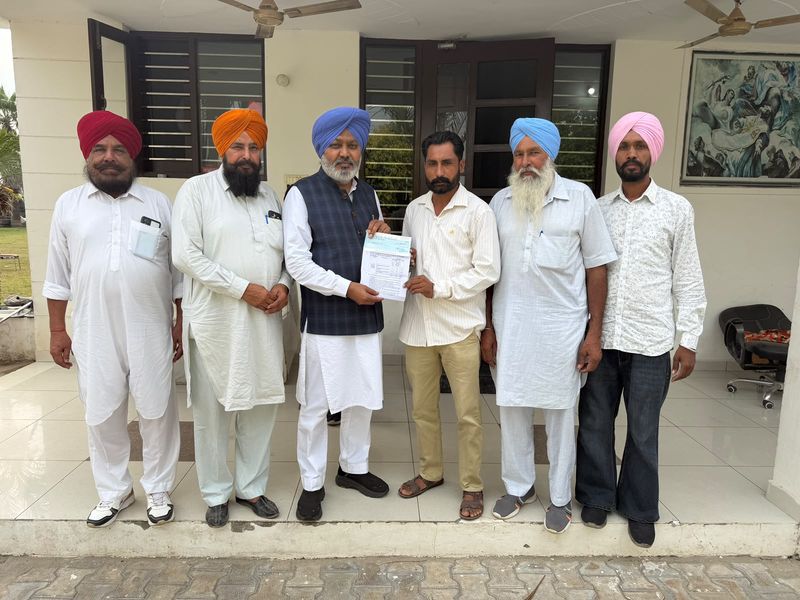 ਗਿਦੜਿਆਣੀ ਦੇ ਵਿਕਾਸ ਲਈ ਚੈੱਕ ਸੌਂਪੇ