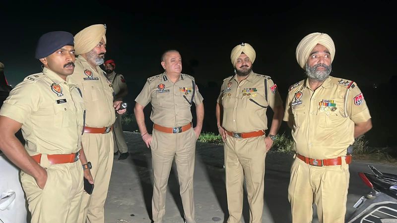 ਅੰਮ੍ਰਿਤਸਰ (ਭਾਸ਼ਾ)— ਅੰਮ੍ਰਿਤਸਰ ਦੇ ਵਿਦਿਆਰਥੀਆਂ ਨੇ ਇਕ ਵਾਰ ਫਿਰ ਤਸਵੀਰ ਪੇਸ਼ ਕੀਤੀ ਹੈ। ਕੇਸ਼ਵ ਸ਼ਿਵਾਲਾ ਗੈਂਗ ਦੇ ਤਿੰਨ ਸ਼ੂਟਰ ਗੋਲੀ ਲੱਗਣ ਨਾਲ ਜ਼ਖ਼ਮੀ
