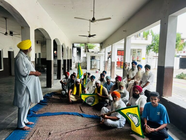 ਕਿਸਾਨ ਵਿਰੋਧ : ਕਿਸਾਨਾਂ ਨੇ ਕੀਤਾ ਵਿਰੋਧ ਪ੍ਰਦਰਸ਼ਨ : ਕਿਸਾਨਾਂ ਨੇ ਆਪਣੇ ਵੋਟ ਦੇ ਅਧਿਕਾਰ ਦਾ ਵਿਰੋਧ ਕੀਤਾ