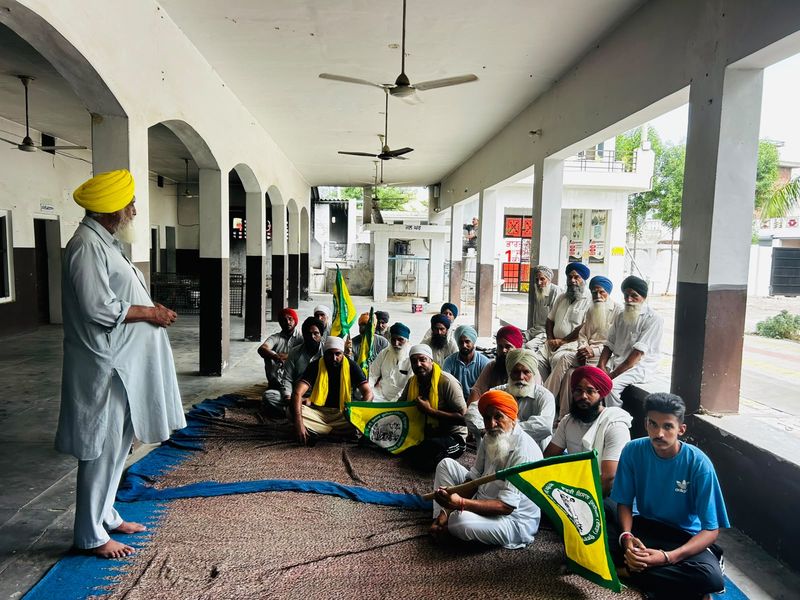 ਕਿਸਾਨ ਵਿਰੋਧ : ਕਿਸਾਨਾਂ ਨੇ ਕੀਤਾ ਵਿਰੋਧ ਪ੍ਰਦਰਸ਼ਨ : ਕਿਸਾਨਾਂ ਨੇ ਆਪਣੇ ਵੋਟ ਦੇ ਅਧਿਕਾਰ ਦਾ ਵਿਰੋਧ ਕੀਤਾ