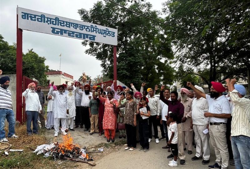 ਵੋਟਰ ਸੂਚੀ ‘ਚ ਵਿਰੋਧ : ਉਨ੍ਹਾਂ ਕਿਹਾ ਕਿ ਵੋਟਰ ਸੂਚੀ ‘ਚ ਸ਼ਾਮਲ ਹੋਣ ਲਈ ਅਰਜ਼ੀ ਦੇਣ ਲਈ ਅਰਜ਼ੀ ਦਿੱਤੀ ਗਈ ਹੈ।