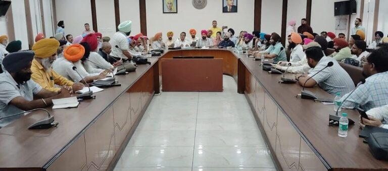 ਕਰਮਚਾਰੀਆਂ ਦਾ ਵਿਰੋਧ: ਕਰਮਚਾਰੀਆਂ ਦਾ ਵਿਰੋਧ: ਗੱਠਜੋੜ ਦਾ ਵਿਰੋਧ ਪ੍ਰਦਰਸ਼ਨ ਜਾਰੀ ਹੈ.