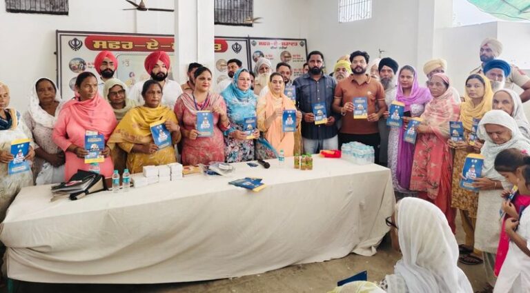 ਲਾਭਪਾਤਰੀਆਂ ਨੂੰ ਸਿਹਤ ਕਾਰਡ ਵੰਡੇ