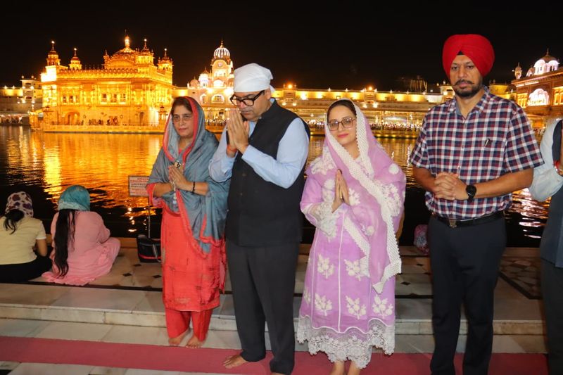 ਦਰਬਾਰ ਸਾਹਿਬ ਅੰਮ੍ਰਿਤਸਰ: ਦਰਬਾਰ ਸਾਹਿਬ ਅੰਮ੍ਰਿਤਸਰ ਲਈ ਇੱਕ ਵਿਸ਼ੇਸ਼ ਸਥਾਨ ਹੈ