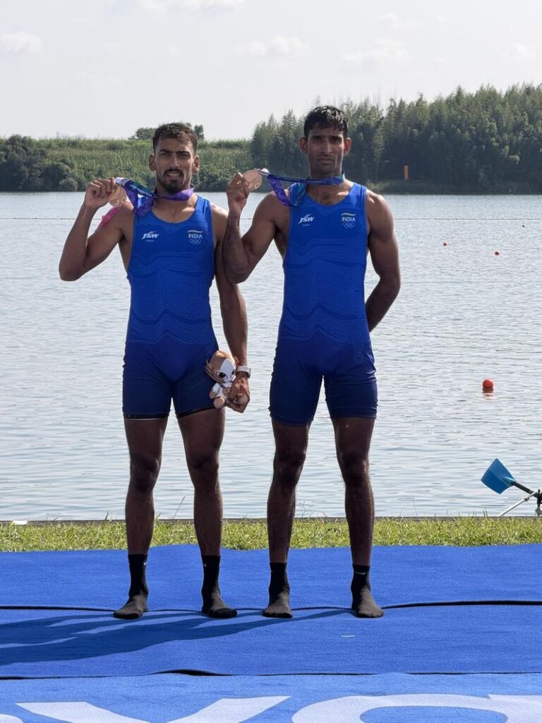 ਏਸ਼ੀਆਈ ਖੇਡਾਂ: ਸਤਨਾਮ ਸਿੰਘ ਨੇ ਆਪਣੇ ਖਿਡਾਰੀਆਂ ਨਾਲ ਮੁਕਾਬਲਾ ਕੀਤਾ ਹੈ।