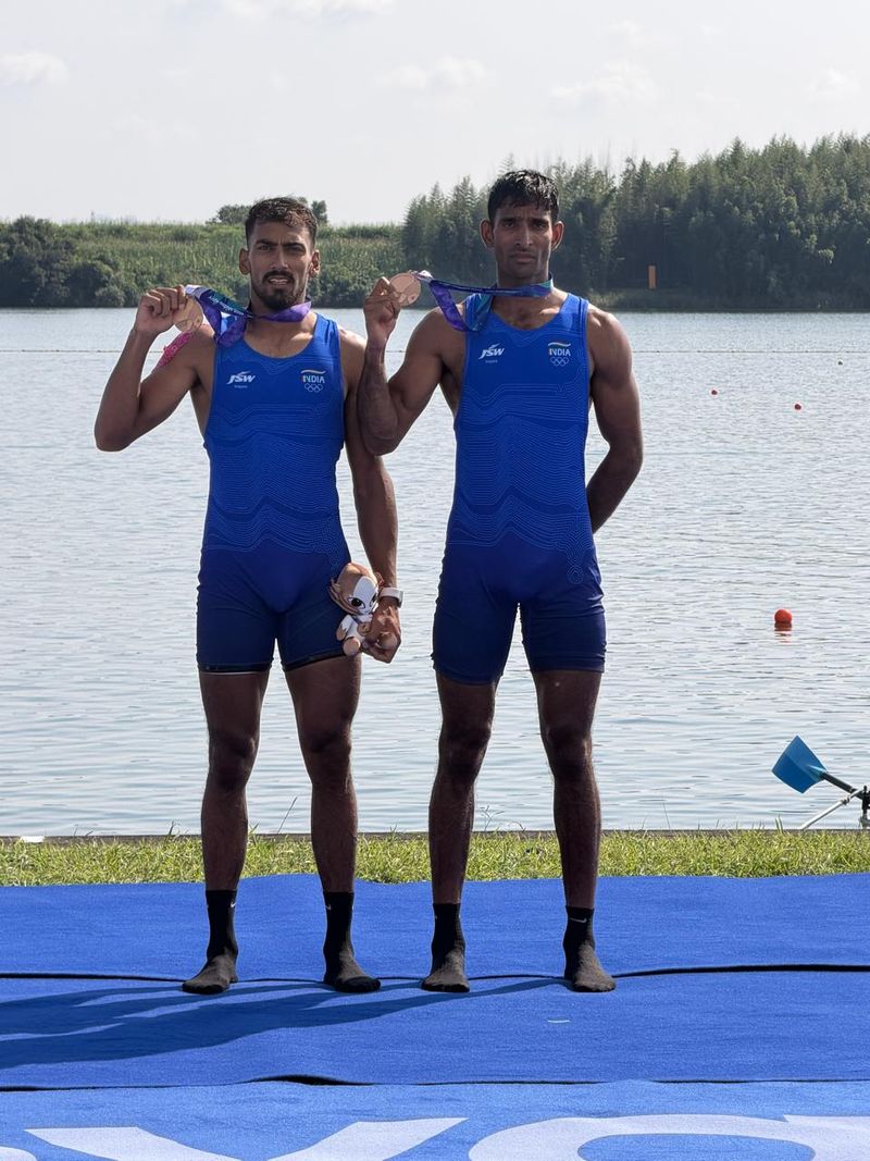 ਏਸ਼ੀਆਈ ਖੇਡਾਂ: ਸਤਨਾਮ ਸਿੰਘ ਨੇ ਆਪਣੇ ਖਿਡਾਰੀਆਂ ਨਾਲ ਮੁਕਾਬਲਾ ਕੀਤਾ ਹੈ।