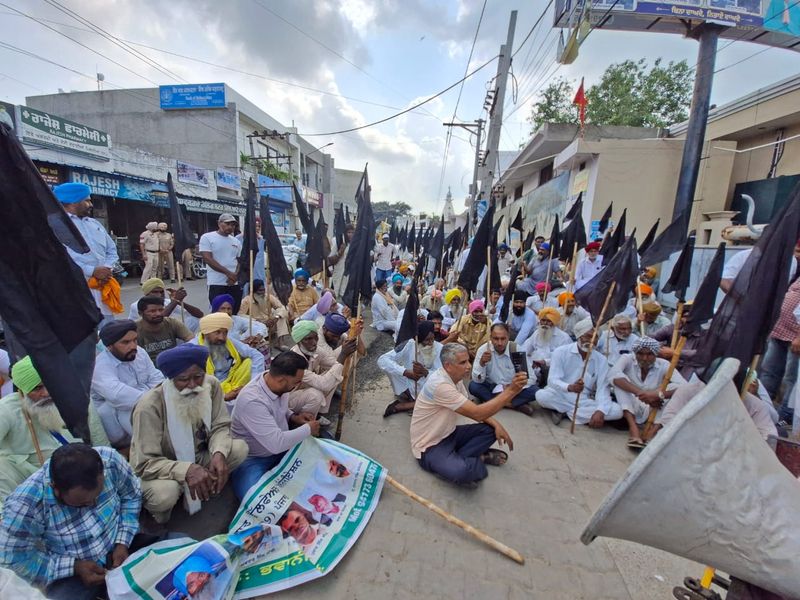 ਵੱਧ ਉਜਰਤਾਂ ਦੀ ਮੰਗ: ਵਧੇਰੇ ਤਨਖਾਹ ਦੀ ਮੰਗ।