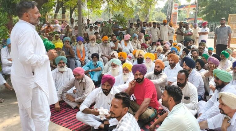 ਪੰਚਾਂ-ਸਰਪੰਚਾਂ ਵੱਲੋਂ ਐੱਸ ਐੱਸ ਪੀ ਦਫ਼ਤਰ ਅੱਗੇ ਧਰਨਾ