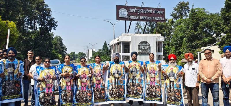 ਅਧਿਆਪਕਾਂ ਵੱਲੋਂ ਚੋਲੇ ਪਾ ਕੇ ਮੁਜ਼ਾਹਰਾ