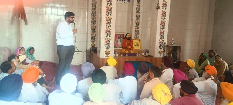 “17 ਸਾਲਾ ਪੁੱਤਰ ਨੂੰ ਜ਼ੰਜੀਰ ਨਾਲ ਬੰਨ੍ਹਣਾ ਪਿਆ”: ਰਾਮਗੜ੍ਹ ਦੀ ‘ਸਵਾਲ ਸਭਾ’ ’ਚ ਛਲਕਿਆ ਪੀੜਤ ਪਰਿਵਾਰਾਂ ਦਾ ਦਰਦ