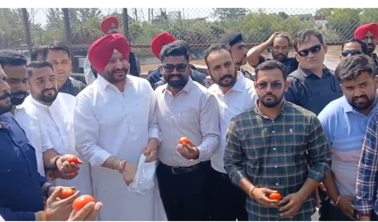 ਮੁੱਖ ਮੰਤਰੀ ਭਗਵੰਤ ਮਾਨ ਨੇ ਕਿਹਾ ਕਿ ਰਵਨੀਤ ਬਿੱਟੂ ਨੇ ਇੱਕ ਵਾਰ ਫਿਰ ਸਹੁੰ ਚੁੱਕੀ।