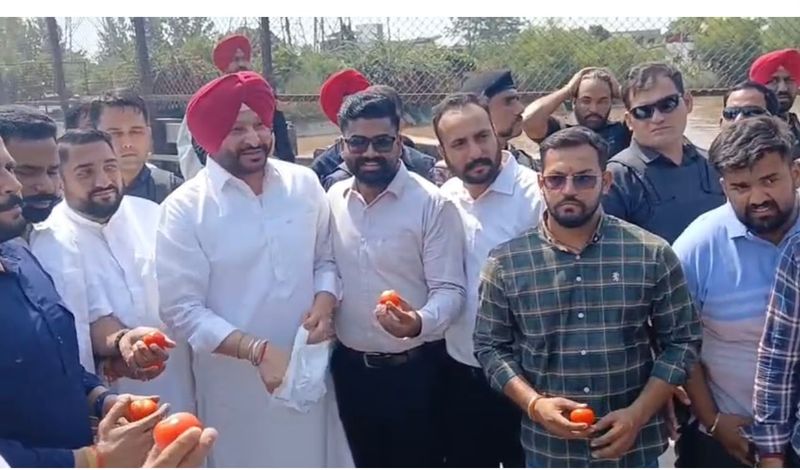 ਮੁੱਖ ਮੰਤਰੀ ਭਗਵੰਤ ਮਾਨ ਨੇ ਕਿਹਾ ਕਿ ਰਵਨੀਤ ਬਿੱਟੂ ਨੇ ਇੱਕ ਵਾਰ ਫਿਰ ਸਹੁੰ ਚੁੱਕੀ।