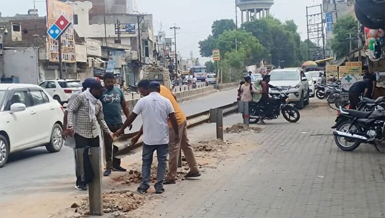ਪੁਲੀਸ ਦੀ ਹਾਜ਼ਰੀ ’ਚ ਰੇਲਵੇ ਪੁਲ ’ਤੇ ਰੇਲਿੰਗ ਲਾਈ