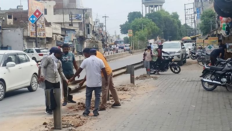 ਪੁਲੀਸ ਦੀ ਹਾਜ਼ਰੀ ’ਚ ਰੇਲਵੇ ਪੁਲ ’ਤੇ ਰੇਲਿੰਗ ਲਾਈ