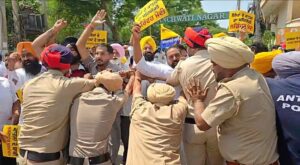 ਸੱਜਣ ਕੁਮਾਰ ਦਾ ਅੰਤਿਮ ਸੰਸਕਾਰ : ਸੱਜਣ ਕੁਮਾਰ ਦਾ ਅੰਤਿਮ ਸੰਸਕਾਰ ‘ਆਪ’ ਵੱਲੋਂ ਭਾਜਪਾ ਖ਼ਿਲਾਫ਼ ਜ਼ੋਰਦਾਰ ਰੋਸ ਪ੍ਰਦਰਸ਼ਨ