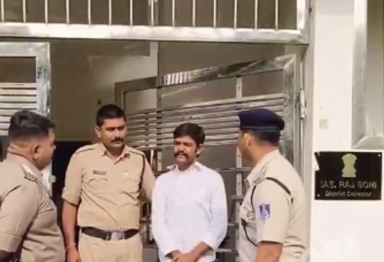 ਫ਼ਰਜ਼ੀ IAS ਅਧਿਕਾਰੀ ਬਣ 21 ਮਹਿਲਾਵਾਂ ਨਾਲ ਕੀਤਾ ਸੰਪਰਕ, ਪੰਜ ਤਾਰਾ ਹੋਟਲ ਨੂੰ ਵੀ ਲਗਾਇਆ ਚੂਨਾ