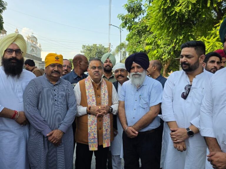 ਭਾਜਪਾ ਨੇਤਾ ਤਰੁਣ ਚੁੱਘ ਨੇ ਕਿਹਾ ਕਿ ਉਹ ਆਪਣੇ ਨਾਮ ਦੀਆਂ ਸ਼ਰਤਾਂ ‘ਤੇ ਦਸਤਖਤ ਕਰ ਰਹੇ ਹਨ।