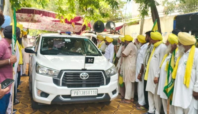ਫਾਰਮਰ ਲਾਕ ਡੀਸੀ ਦਫਤਰ: ਇੱਕ ਗਾਹਕ ਲਈ ਇੱਕ ਹੋਰ ਹੈ: ਇੱਕ ਵਾਰ ਫਿਰ ਇੱਕ ਦੇ ਰੂਪ ਵਿੱਚ