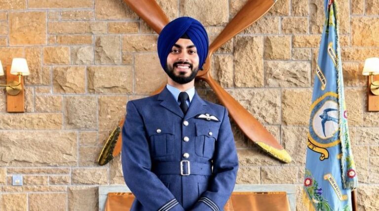ਅੰਗਰੇਜ਼ਾਂ ਦੇ ਦੇਸ਼ ’ਚ ਛਾਇਆ ਸਿੱਖ ਗੱਭਰੂ; ਅਰਸ਼ਦੀਪ ਸਿੰਘ ਡਾਂਗ ਨੇ ਆਰਏਐਫ ਤੋਂ ਅਸਤੀਫਾ ਦੇ ਦਿੱਤਾ ਹੈ।