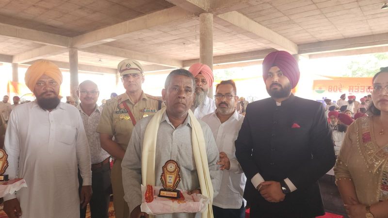 ਦੇਸ਼ ਆਜ਼ਾਦ ਕਰਾਉਣ ਵਾਲੇ ਦਾ ਪਰਿਵਾਰ ਰੁਜ਼ਗਾਰ ਲਈ ‘ਕੈਦ’..; ਦੇਸ਼-ਭਗਤ ਦਾ ਬੀ.ਏ.ਪਾਸ 55 ਸਾਲਾਂ ਪੁੱਤਰ ਅੱਜ ਵੀ ਰੁਜ਼ਗਾਰ ਤੋਂ ਵਾਂਝਾ
