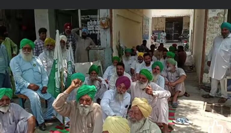 ਕੋਆਪਰੇਟਿਵ ਬੈਂਕ ਅੱਗੇ ਕਿਸਾਨਾਂ ਦਾ ਧਰਨਾ