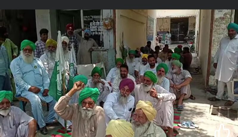 ਕੋਆਪਰੇਟਿਵ ਬੈਂਕ ਅੱਗੇ ਕਿਸਾਨਾਂ ਦਾ ਧਰਨਾ