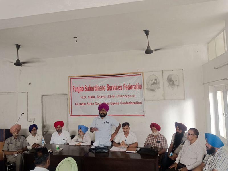 ਕਰਮਚਾਰੀ ਦੀਆਂ ਮੰਗਾਂ: ਕਰਮਚਾਰੀ ਮਹੱਤਵਪੂਰਨ ਫੈਸਲੇ ਲੈਣ ਦੀ ਪ੍ਰਕਿਰਿਆ ਵਿੱਚ ਨਹੀਂ ਹਨ.