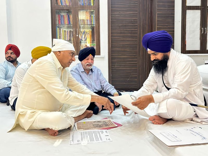 ਸੱਜਣ ਕੁਮਾਰ ਨੇ ਆਪਣੇ ਚਿਹਰੇ ‘ਤੇ ਇਕ ਨਵਾਂ ਕੰਮ ਕੀਤਾ ਹੈ।