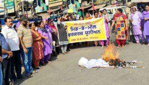 ਮਿੱਡ-ਡੇਅ ਮੀਲ ਵਰਕਰਾਂ ਵੱਲੋਂ ਅਰਥੀ ਫੂਕ ਮੁਜ਼ਾਹਰਾ