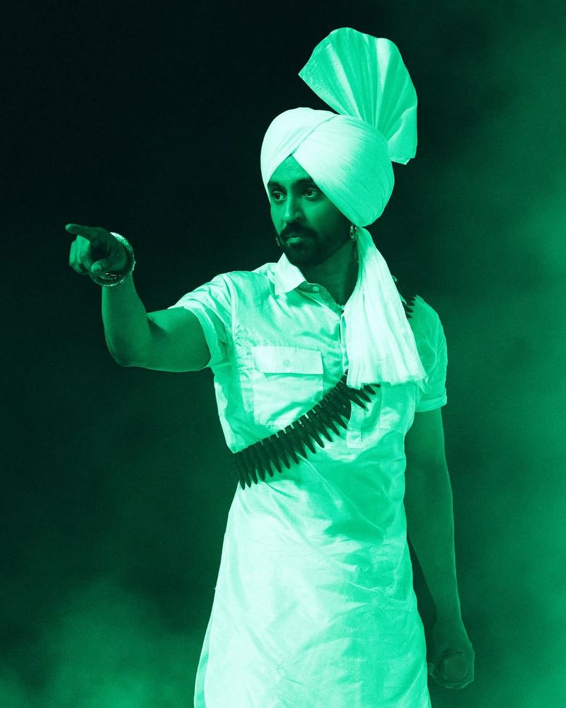 ਮੈਂ ਕਲਾਕਾਰ ਹਾਂ, ਨੇਤਾ ਨਹੀਂ; ਕਾਕਰੋਚ ਜਨਤਾ ਪਾਰਟੀ ਦੇ ਮੈਂਬਰ ਦਿਲਜੀਤ ਦੋਸਾਂਝ ਅਤੇ ਕਾਕਰੋਚ ਪਾਰਟੀ ਦੇ ਮੈਂਬਰ