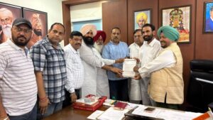 ਕਾਂਗਰਸੀਆਂ ਵੱਲੋਂ ਵਿੱਤ ਮੰਤਰੀ ਖ਼ਿਲਾਫ਼ ਪ੍ਰਦਰਸ਼ਨ