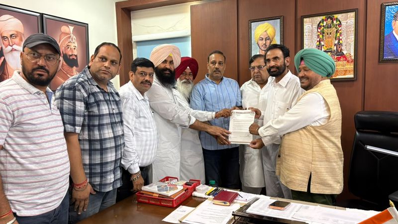 ਕਾਂਗਰਸੀਆਂ ਵੱਲੋਂ ਵਿੱਤ ਮੰਤਰੀ ਖ਼ਿਲਾਫ਼ ਪ੍ਰਦਰਸ਼ਨ