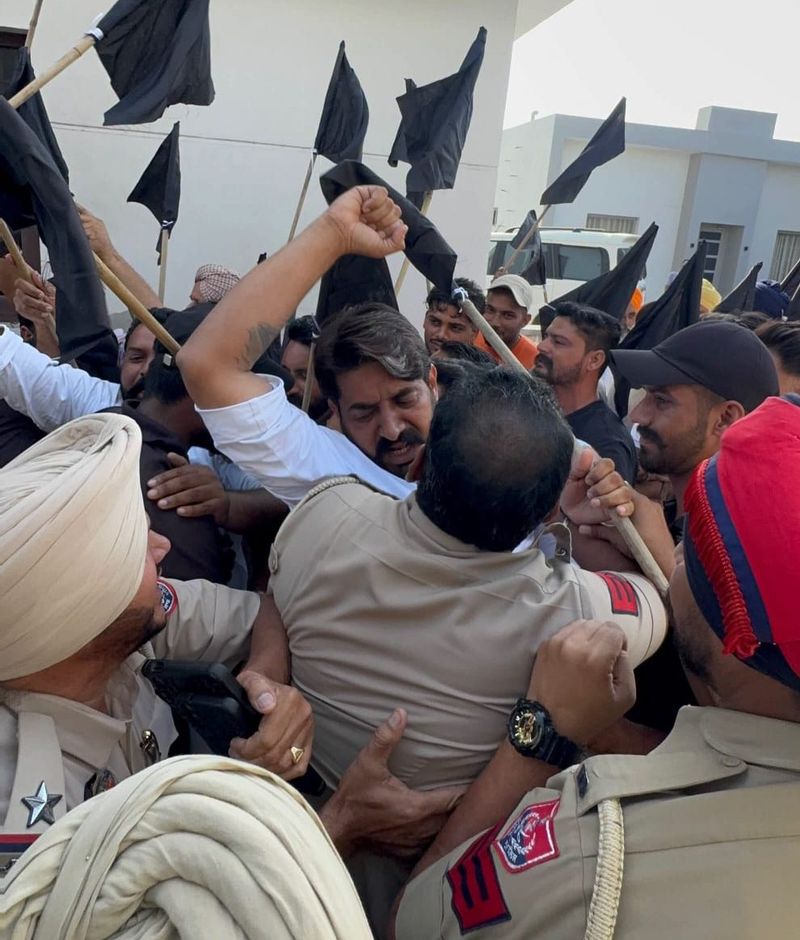 ਹਰਦੀਪ ਦੌਲਤਪੁਰ ਨੂੰ ਹਿਰਾਸਤ ਵਿੱਚ ਲਿਆ ਜਾਂਦਾ ਸੀ ਅਤੇ ਹਰ ਸਾਲ ਹਿਰਾਸਤ ਵਿੱਚ ਲਿਆ ਜਾਂਦਾ ਸੀ।