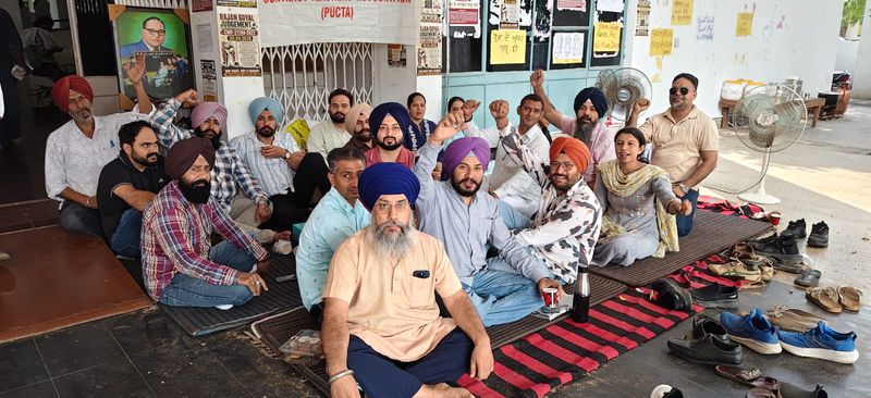 ਤਨਖ਼ਾਹ ਰੋਕਣ ਦੇ ਫ਼ੈਸਲੇ ਨਾਲ ਸੰਘਰਸ਼ੀ ਅਧਿਆਪਕਾਂ ’ਚ ਰੋਹ