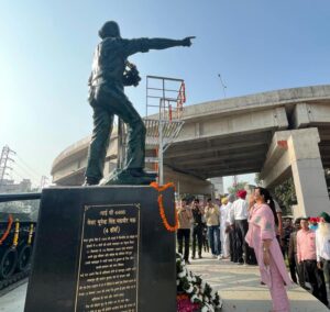 Outro nome ‘e tenha uma estátua de ano novo’ instalada