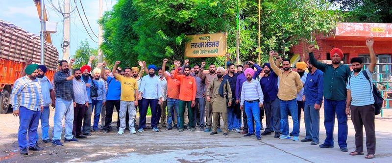 ਪਨਬੱਸ ਪੀ.ਆਰ.ਟੀ.ਸੀ. ਕੰਟਰੈਕਟ ਵਰਕਰਾਂ ਦੀ ਹੜਤਾਲ: ਰੋਡਵੇਜ਼ ਸੈਨਿਕ ਨਿਯਮ 21 ਨੂੰ ਪੂਰੀ ਘਟਨਾ ਦਾ ਸਥਾਨ